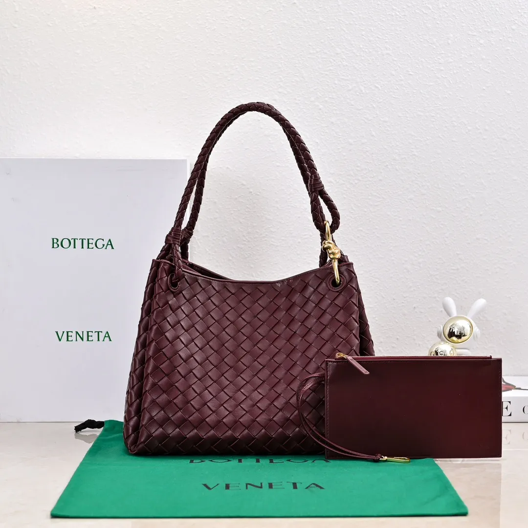 Batch 2660 24 early autumn new model Andiamo Parachute is made of a whole piece of woven leather and is processed with folding stitching at the four corners # Craftsmanship and creativity. Large size is atmospheric and practical. One of the must-selects for BV. Large space, can hold a computer, thick shoulder strap, very comfortable on the shoulder. Large parachute upper body real photo can be carried on the back. The upper body is versatile and cute☺️ Style number: 6571 Size: 30*26*20cm